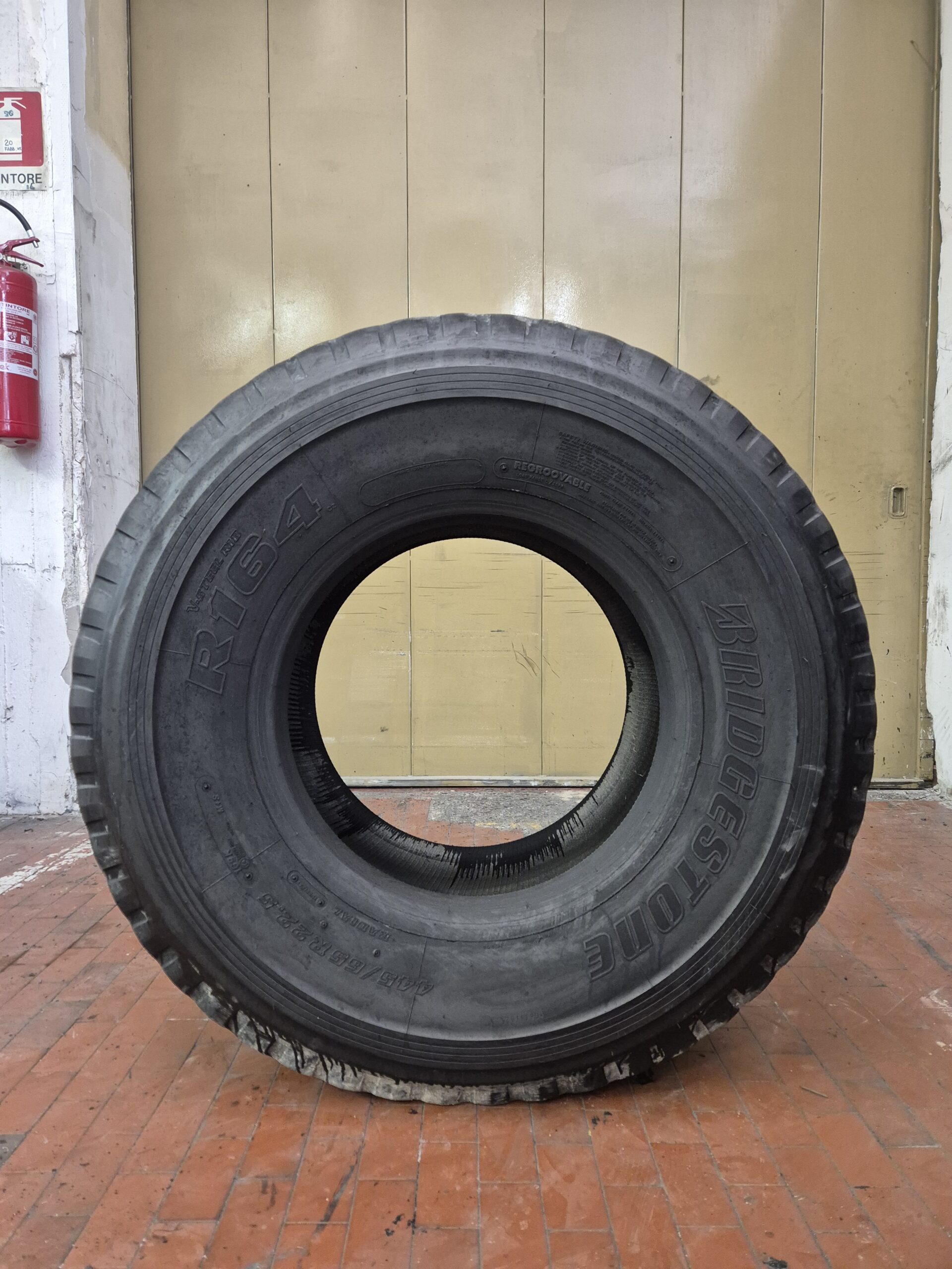 #4040 445/65R22.5 Bridgestone R164 169K residuo 13mm - immagine 2