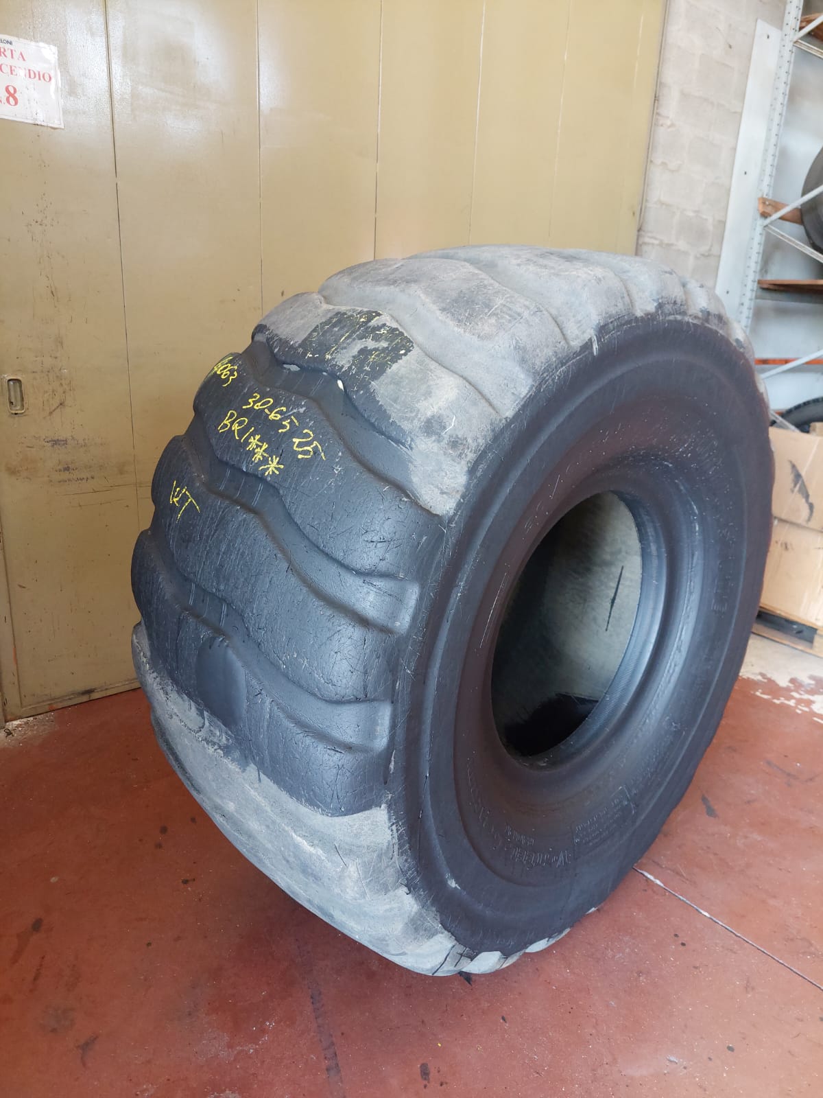 #4063 30/65R25 Bridgestone VLT */** Residuo 16/16 mm