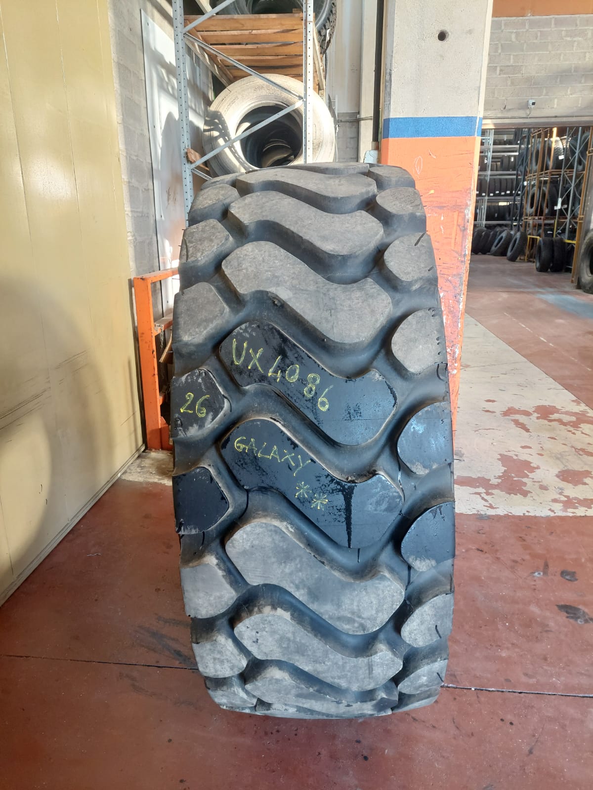 #4086 26.5R25 Carloni CHA2 E4-L4 Residuo 39/39 mm ricostruita su carcassa GALAXY - immagine 2