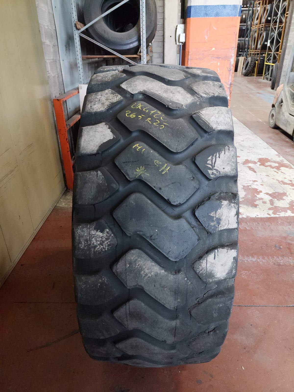 #4122 26.5R25 Carcassa Michelin ricostruita CH * Residuo 19/15 mm - immagine 3