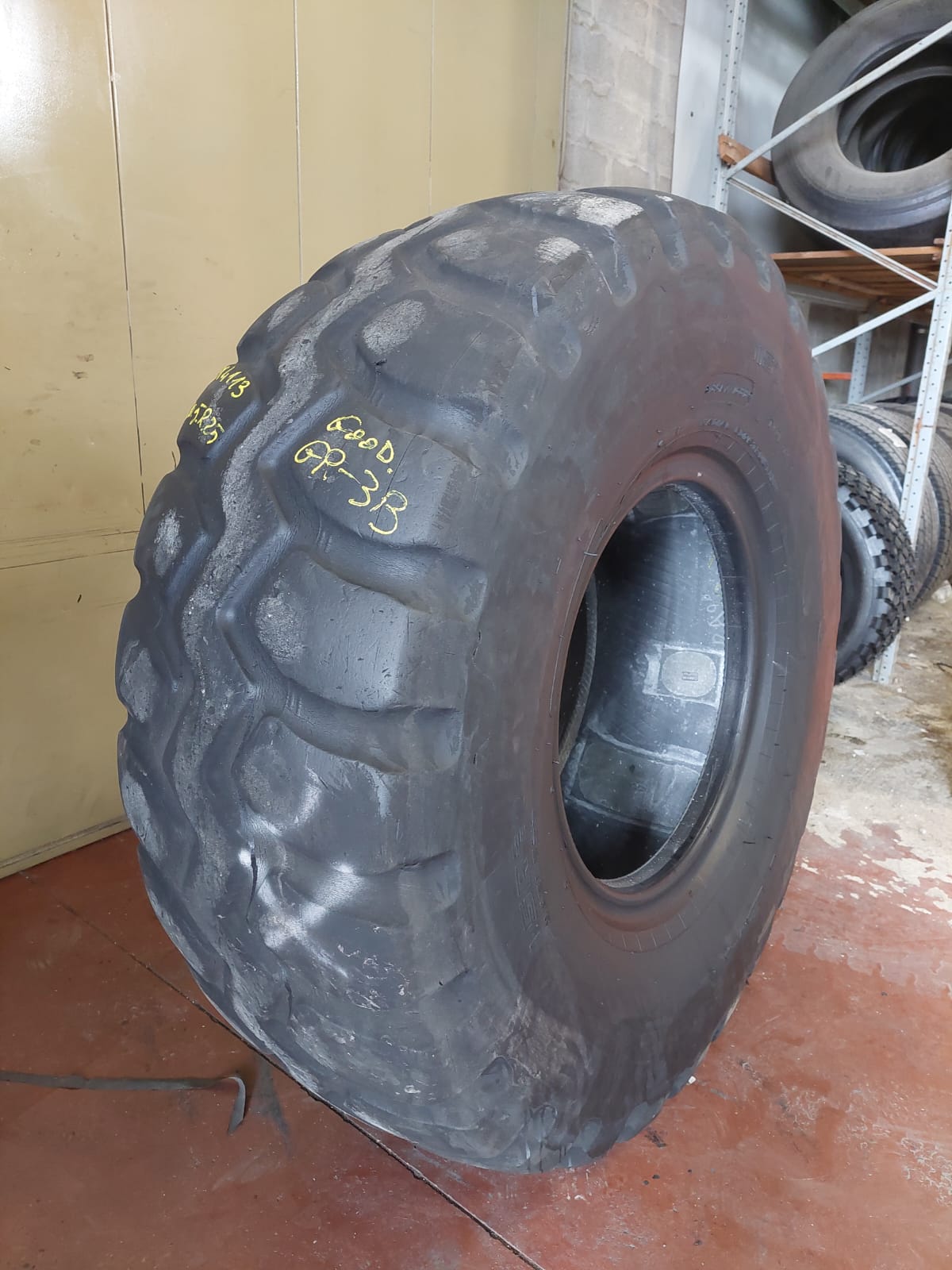 #4113 20.5R25 GOODYEAR GP-3B Residuo 18/20 mm