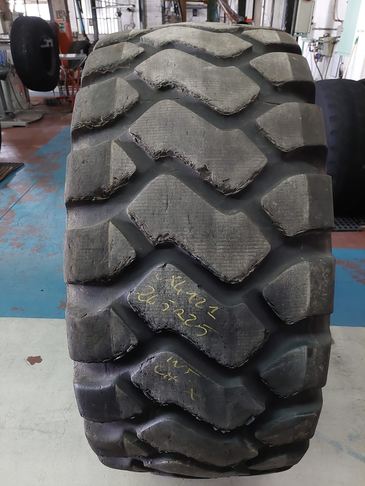 #4121 26.5R25 Carcassa INTEGRALE ricostruita in CH Residuo 16/16 mm - immagine 2