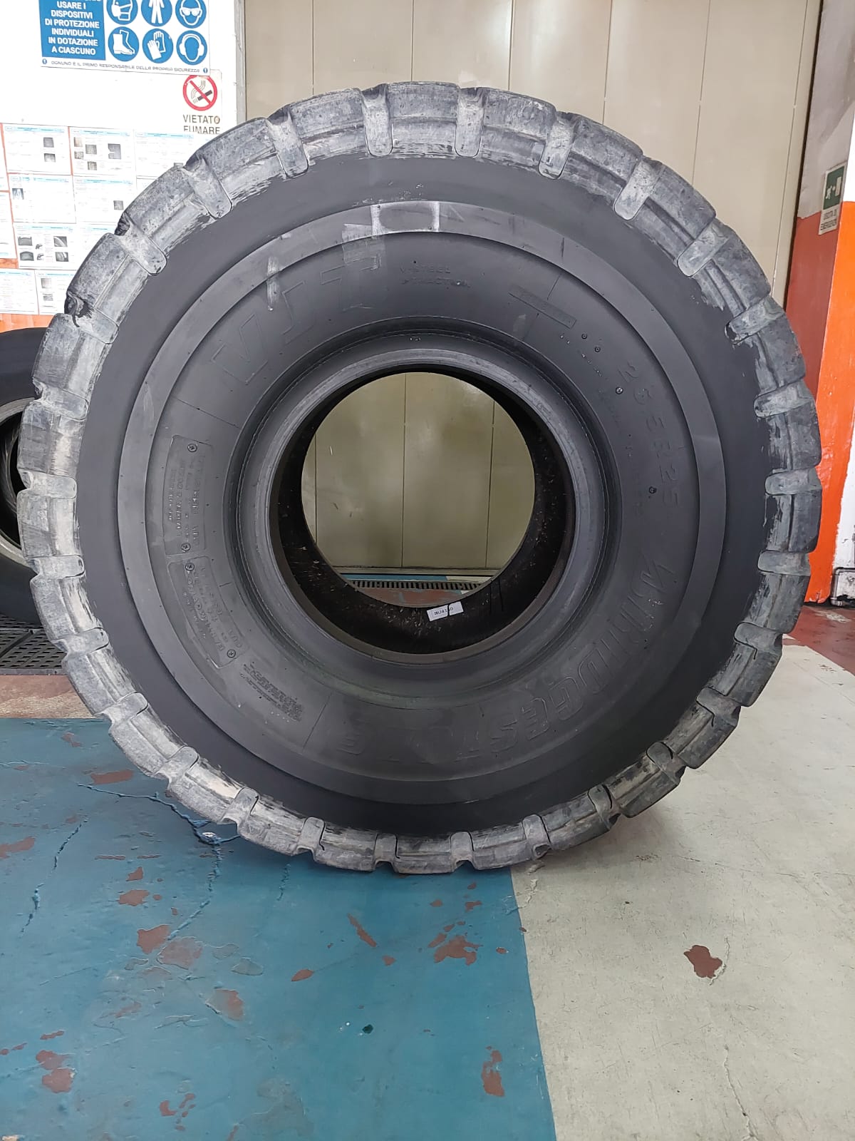 #4130 26.5R25 Bridgestone VJT ** Residuo 12/12 mm - immagine 2